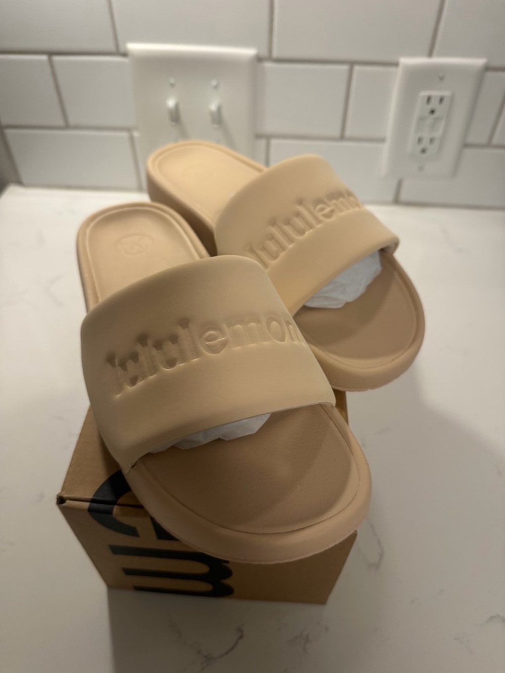 Women's Restfeel Slide
Graphic sandcastle. NIB size 7